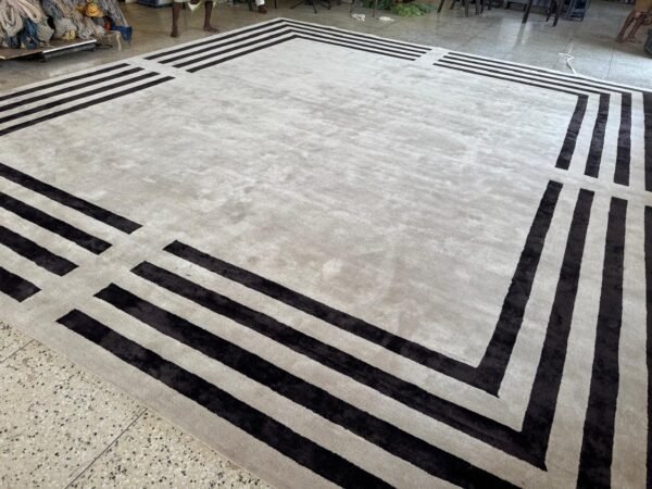 1 Frame Line Hand-Tufted Rug